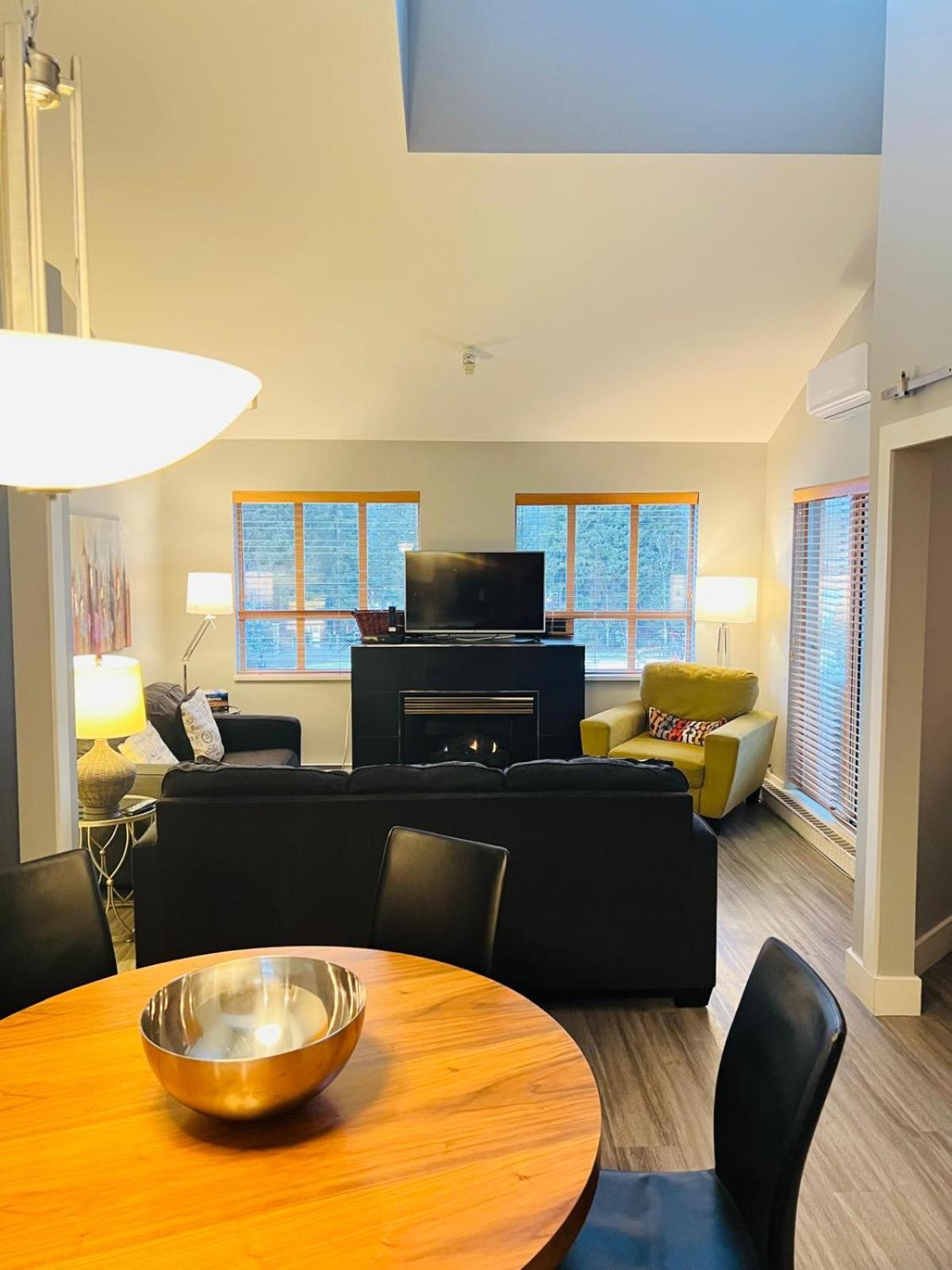 Tyndalstone Lodge 3 Bedroom In The Heart Of Village North Whistler Dış mekan fotoğraf